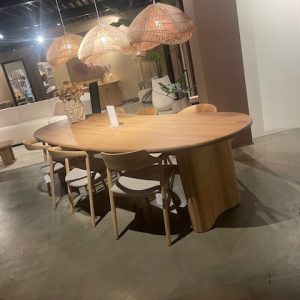 Bruin eettafel, eiken hout ook de poot hout, organische vorm blad, afmeting: 300x110x77 cm, van Eleonora genaamd  Josh, ( op voorraad) V0