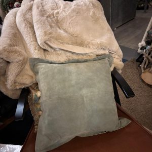 Groen suède kussen, 50x50cm vierkant, Goround, achterkant blauw fluweel, incl. binnen kussen ( op voorraad ) V1