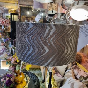bruin fluweel glans zigzag motief , Diga Colmore, shade cilinder rond model, binnenkant taupe, 45 cm doorsnede en 23 cm hoog kan als hang en op staande voet worden gebruikt  lampenkap / hang lampen kap (op voorraad) V3