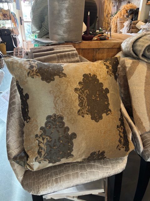 Zwart grijs zilver kussen 60x60cm vierkant, M.M. Metamorphosis, patchwork achterkant goud met motief (op voorraad) V1 - Afbeelding 2