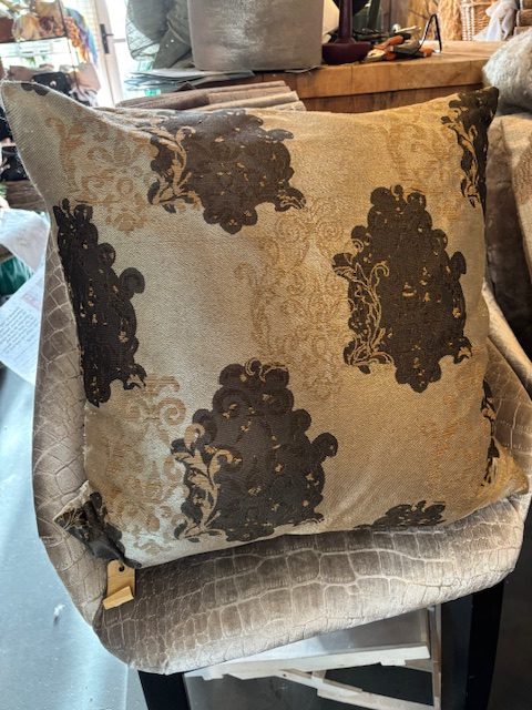 Zwart grijs zilver kussen 60x60cm vierkant, M.M. Metamorphosis, patchwork achterkant goud met motief (op voorraad) V1 (kopie) - Afbeelding 2