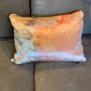 Oranje geel bruin grijs meerkleurig kussen 30x40cm langwerpig, Claudi M.M. Metamorphosis, fluweel, achterkant groen/blauw, incl. binnen kussen (op voorraad) V1