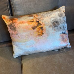 Oranje geel bruin grijs meerkleurig kussen 30x40cm langwerpig, Claudi M.M. Metamorphosis, fluweel, achterkant groen/blauw, incl. binnen kussen (op voorraad) V1