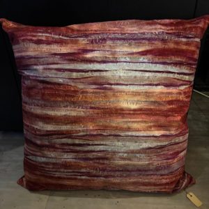 Oranje, rood fluweel kussen 70x70cm vierkant, M.M. Metamorphosis, Claudi, de achterkant rood, incl. binnen kussen (op voorraad) V1