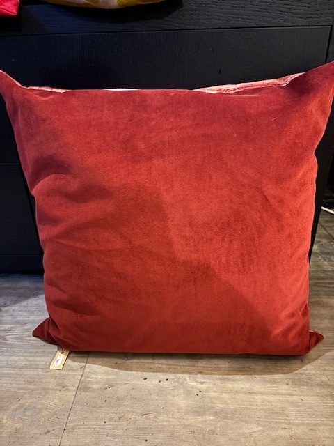 Oranje, rood fluweel kussen 70x70cm vierkant, M.M. Metamorphosis, Claudi, de achterkant rood, incl. binnen kussen (op voorraad) V1 - Afbeelding 2