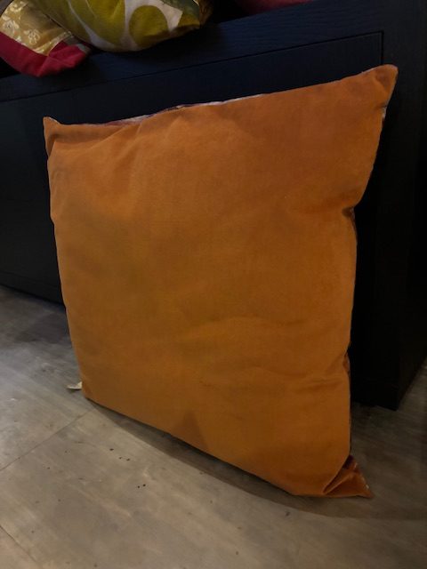 Oranje, bruin fluweel kussen 70x70cm vierkant, M.M. Metamorphosis, Claudi, de achterkant bruin, incl. binnen kussen (op voorraad) V1 - Afbeelding 2