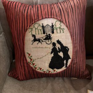 Rood bordeaux burgundy zijde look kussen 30x30cm vierkant, Claudi, M.M Metamorphosis, glans prachtig borduurwerk erop, incl. binnen kussen (op voorraad) V1