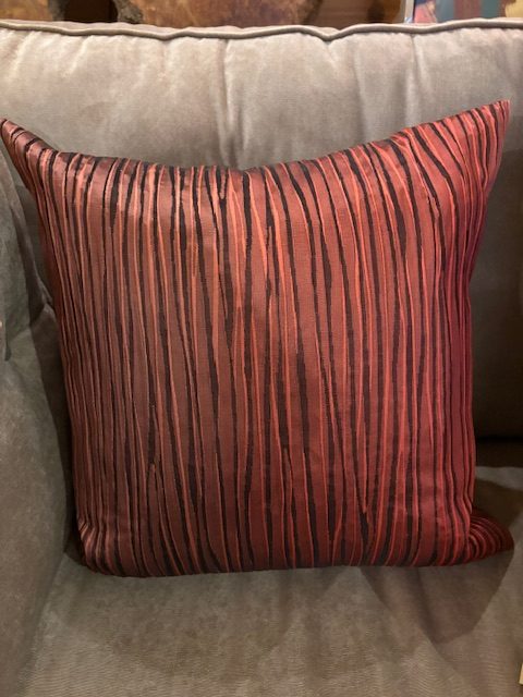 Rood bordeaux burgundy zijde look kussen 30x30cm vierkant, Claudi, M.M Metamorphosis, glans prachtig borduurwerk erop, incl. binnen kussen (op voorraad) V1 - Afbeelding 2