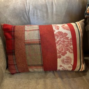 Rood bordeaux burgundy, patchwork kussen 40x60 cm langwerpig, Claudi, M.M. Metamorphosis, bloemenrand, achterkant beige incl. binnen kussen (op voorraad) V1