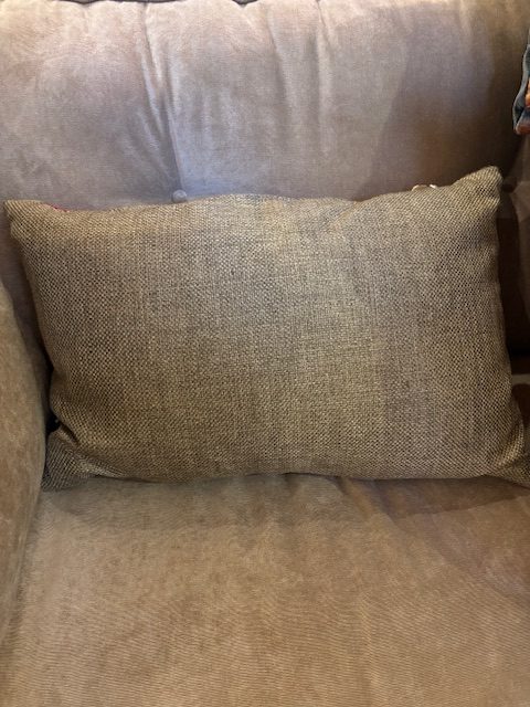 Rood bordeaux burgundy, patchwork kussen 40x60 cm langwerpig, Claudi, M.M. Metamorphosis, bloemenrand, achterkant beige incl. binnen kussen (op voorraad) V1 - Afbeelding 2