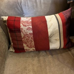 Rood bordeaux burgundy, patchwork kussen 40x60 cm langwerpig, Claudi, M.M. Metamorphosis, bloemenrand, achterkant goud linnenlook, incl. binnen kussen (op voorraad) V1