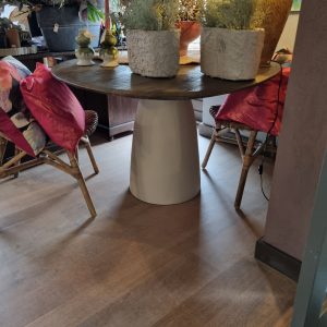 bruin hout ovale eettafel blad, met aluminium kleur beige onderstel , Hoogendam, Afmetingen (l x b x h) 1.40 m x 1.20 m x 74 cm, (voorraad) V1