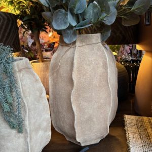 beige aardewerk mat, Lauco, plant pot / bloem vaas met organische lijnen , 33 breedte x 33 diepte x 50  hoogte cm ( op voorraad ) V1