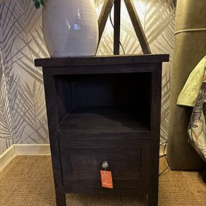 bruin hout nachtkastje, Hoogendam Interiors by Mooss, 43x60 cm, een open vak met een laatje onderin (op voorraad) V2