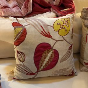 crème rood groen kussen linnen geborduurd bloemknop 40x40cm vierkant, Claudi, M.M. Metamorphosis, achterkant crème wit incl. binnen kussen (op voorraad) V1