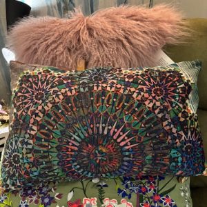 Groen paars roze kussen fluweel met motief 30x60cm langwerpig, Diga Colmore, achterkant fluweel zilver, inclusief binnen kussen ( op voorraad) V1