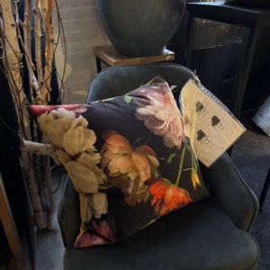 Rood zwart groen fluweel kussen 60x60cm vierkant, Claudi M.M. Metamorphosis, achterkant oker fluweel, incl. binnen kussen (op voorraad) V1