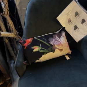 Rood zwart groen fluweel kussen 30x50 cm langwerpig, Claudi M.M. Metamorphosis, achterkant grijs, incl. binnen kussen (op voorraad) V1