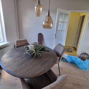 bruin hout ovale eettafel blad, met beige keramiek onderpoot, Hoogedam, Afmetingen (l x b x h) 140 x 120 x 75 cm, (voorraad) V1