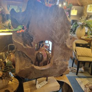 Bruin houten ornament / object op houten standaard, Lauco, Stand Deco, lengte: 60 cm- breedte: 5 cm- hoogte: 82 cm (op voorraad) V1