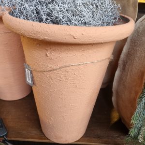 Oranje terrra cotta kleur mat bewerkt kunststof lijkt steen plant pot / bloem vaas, Isaa Afmetingen (BxDxH): 39x39x37 cm (op voorraad) V2