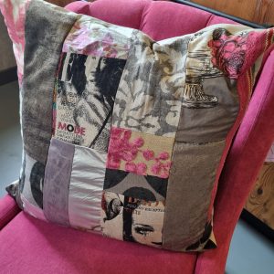 Roze blauw grijs kussen 60x60cm vierkant, M.M. Metamorphosis, patchwork hand werk, de achterkant creme grijs zijden look, prijs incl. binnen kussen (op voorraad) V1