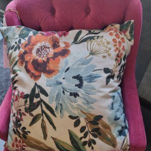 Roze blauw kussen 60x60cm vierkant, M.M. Metamorphosis, diverse bloem en groen linnen, achterkant blauw zacht, incl. binnen kussen (op voorraad) V1