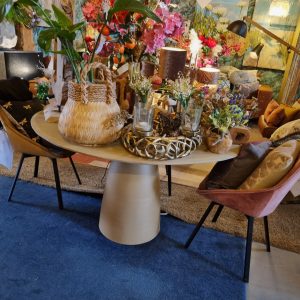 bruin licht hout ovale eettafel blad, met aluminium beige onderstel , Hoogendam, Afmetingen (l x b x h) 1.40 m x 1.20 m x 74 cm, (op voorraad) V1