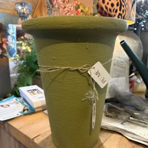 Groen mat bewerkt polystone plant pot / bloem vaas, Waterdrinker Afmetingen (BxDxH): 39x39x37 cm  (op voorraad) V2