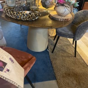 bruin hout ovale eettafel blad, met aardewerk kleur beige onderstel , Hoogendam, Afmetingen (l x b x h) 1.40 m x 1.20 m x 74 cm, (voorraad) V1