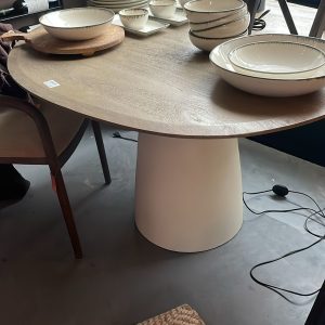 bruin licht hout ovale eettafel blad, met aardewerk beige onderstel , Hoogendam, Afmetingen (l x b x h) 1.40 m x 1.20 m x 74 cm,  V0