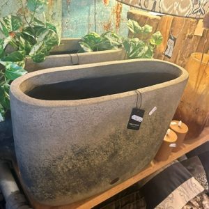 Bruine, aardewerk  mat ovaal bloem vaas / plant pot , planter oval grande ancient earth l Brynx, lang 49 cm , breed / diep 16 cm, hoog 36 cm  (op voorraad) V 2