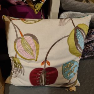 Blauw rood groen beige kussen met bloemen, hand gemaakt uniek 45x45cm vierkant, M.M. Metamorphosis, Achterkant blauw, incl. binnen kussen (op voorraad) V1