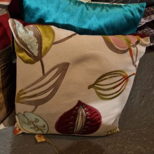 Blauw rood groen beige kussen met bloemen, hand gemaakt uniek 40x40cm vierkant, M.M. Metamorphosis, Achterkant rood, incl. binnen kussen (op voorraad) V1