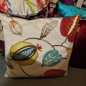 Blauw rood groen beige kussen met bloemen, hand gemaakt uniek 45x45cm vierkant, M.M. Metamorphosis, Achterkant blauw, incl. binnen kussen (op voorraad) V1