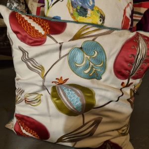 Blauw rood groen beige kussen met bloemen, hand gemaakt uniek 60x60cm vierkant, M.M. Metamorphosis, Achterkant blauw, incl. binnen kussen (op voorraad) V1