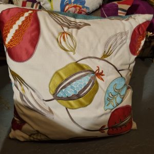 Blauw rood groen beige kussen met bloemen, hand gemaakt uniek 60x60cm vierkant, M.M. Metamorphosis, Achterkant blauw, incl. binnen kussen (op voorraad) V1