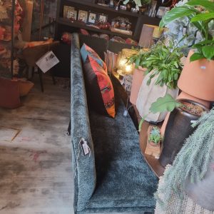 Groen fluweel stof, eetkamerbank hoekmodel met leuning en wieltjes. 2.80  m lang x diep 60 cm x 96 cm hoog met los bank deel van 120 cm lang x 60 diep die aan het hoek deel kan dan 180 breed of aan het lange deel dan 400 lang, BRIK Group, Dallas dinner couch (op voorraad ) V1