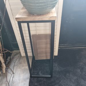Bruin hout pilaar met zwart metalen onderstel, Hoogendam, bijzettafel / planten tafel ( BxDxH ), 30cmx30cmx83cm (op voorraad) V1