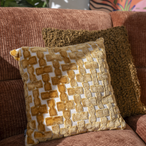 Geel oker mosterd zand met patroon kussen fluweel d 45x45cm vierkant 50% polyester, 50% viscose, By Boo, Stunda - Mustard, achterkant geel mosterd incl. binnen kussen ( op voorraad ) V6