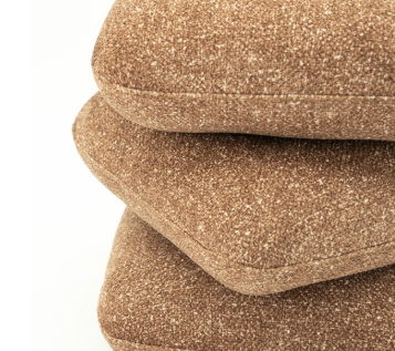 Oranje caramel, stofnaam Luma van By Boo genaamd Pillowscape poef / krukje / hocker afmetingen (BxDxH): 44,5x44,5x44,5 cm ,vulling foam,lijkt op 3 gestapelde kussens bovenste 2 delen draaibaar, incl. korting (op voorraad) V1 - Afbeelding 2