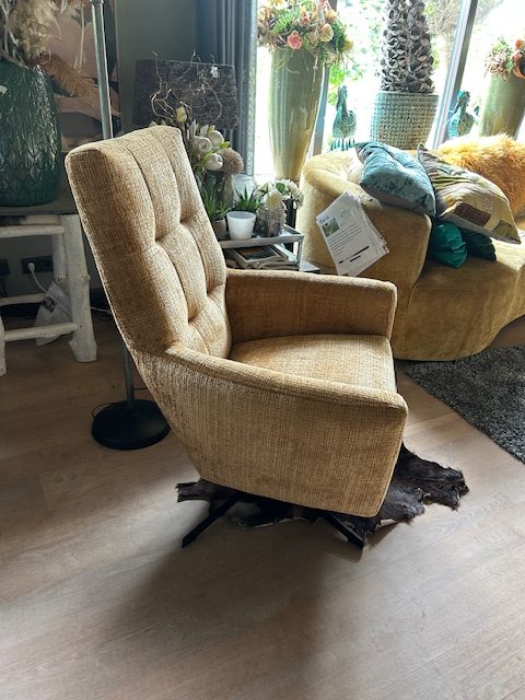 Oker mosterd zachte stof met wat glans Marbella - Mosterd met draaiend onderstel zwart metalen stoel fauteuil model Dea, van Sevn (C), 65 Diep x 101 Hoog x 72 Breed cm bijpassende hocker kan worden bij besteld min 10 % korting aanbieding, !!Niet juiste kleur op de foto, moet nog aangepast worden!! ( op voorraad) V1 - Afbeelding 4