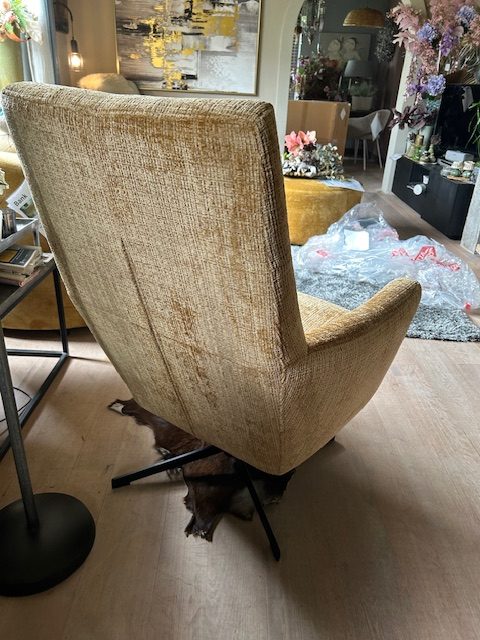 Oker mosterd zachte stof met wat glans Marbella - Mosterd met draaiend onderstel zwart metalen stoel fauteuil model Dea, van Sevn (C), 65 Diep x 101 Hoog x 72 Breed cm bijpassende hocker kan worden bij besteld min 10 % korting aanbieding, !!Niet juiste kleur op de foto, moet nog aangepast worden!! ( op voorraad) V1 - Afbeelding 5