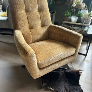 Oker mosterd zachte stof met wat glans Marbella - Mosterd met draaiend onderstel zwart metalen stoel fauteuil model Dea, van Sevn (C), 65 Diep x 101 Hoog x 72 Breed cm bijpassende hocker kan worden bij besteld min 10 % korting aanbieding, !!Niet juiste kleur op de foto, moet nog aangepast worden!! ( op voorraad) V1