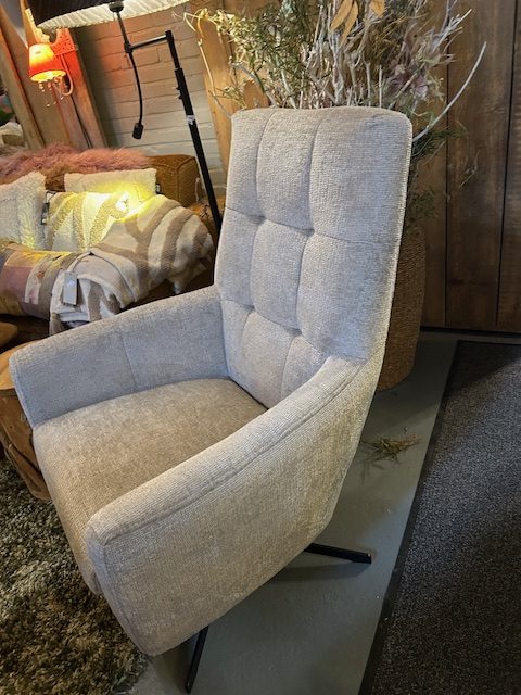 Beige zachte stof met wat glans stof Genesis - Dove model Dea, met draaiend onderstel zwart metalen stoel fauteuil van Sevn (C), 65 Diep x 101 Hoog x 72 Breed cm er kan een bijpassende hocker worden bijbesteld ( op voorraad) V1 - Afbeelding 7