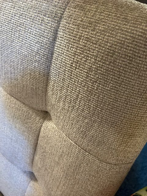 Beige zachte stof met wat glans stof Genesis - Dove model Dea, met draaiend onderstel zwart metalen stoel fauteuil van Sevn (C), 65 Diep x 101 Hoog x 72 Breed cm er kan een bijpassende hocker worden bijbesteld ( op voorraad) V1 - Afbeelding 6