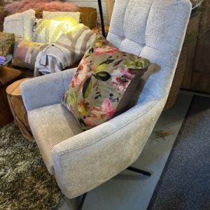 Beige zachte stof met wat glans stof Genesis - Dove model Dea, met draaiend onderstel zwart metalen stoel fauteuil van Sevn (C), 65 Diep x 101 Hoog x 72 Breed cm er kan een bijpassende hocker worden bijbesteld ( op voorraad) V1