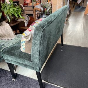 Groen patrol fluweel stof met werkje , eetkamerbankje met rug leuning en wielen lang 1.20 x diep 60 cm x 96 cm hoog en kan op maat anders zo als rechts,een lang deel aan om bijv. een hoekbank te maken. BRIK Group, Adam dinner couch (op voorraad) V1