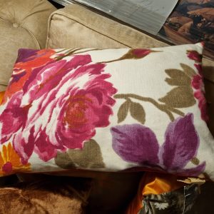 Rood roze paars met bloemen, handwerk kussen 40x50 cm langwerpig, M.M. Metamorphosis, achterkant rood incl. binnen kussen (op voorraad) V1