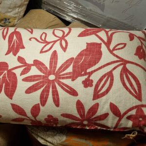 Rood roze beige met bloemen, handwerk kussen 40x60 cm langwerpig, M.M. Metamorphosis, achterkant rood incl. binnen kussen (op voorraad) V1